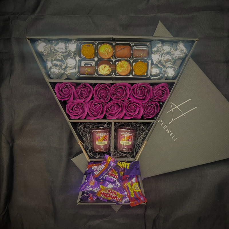 Bouquet de chocolats Signature Cadbury Heroes &amp; Yankee Candle avec roses violettes