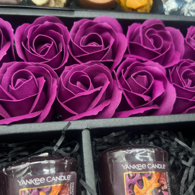 Bouquet de chocolats Signature Cadbury Heroes &amp; Yankee Candle avec roses violettes