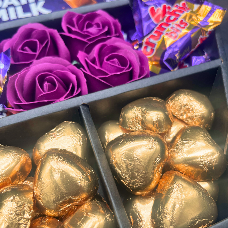 Bouquet de chocolats Cadbury Heroes Signature avec roses violettes