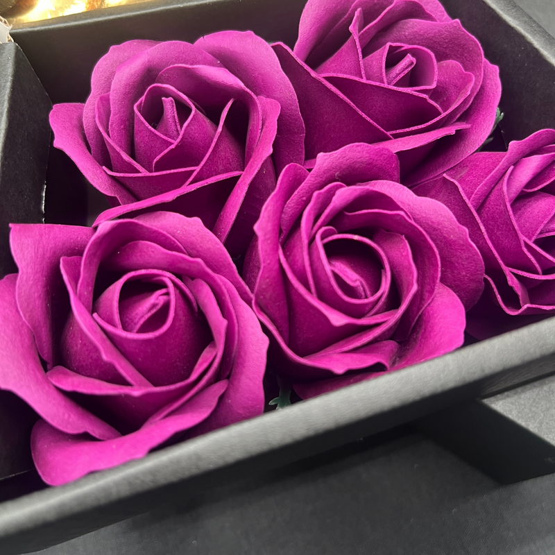 Bouquet de chocolats Cadbury Heroes Signature avec roses violettes