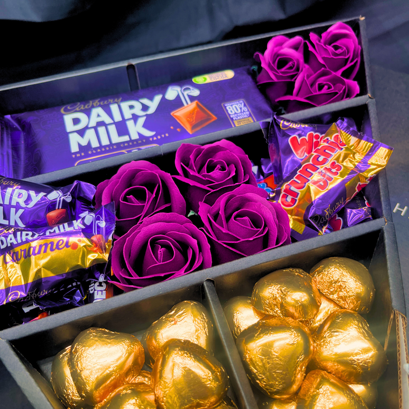 Bouquet de chocolats Cadbury Heroes Signature avec roses violettes