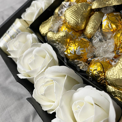 Yankee Candle Ultimate Gift Hamper With Ivory Roses close up 