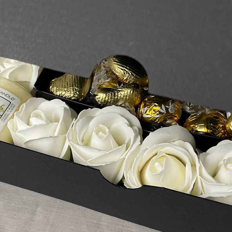 Yankee Candle Ultimate Gift Hamper With Ivory Roses sneak peak