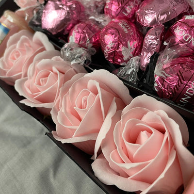 Yankee Candle Ultimate Gift Hamper With Pink Roses close up of stunning pink roses and chocolate