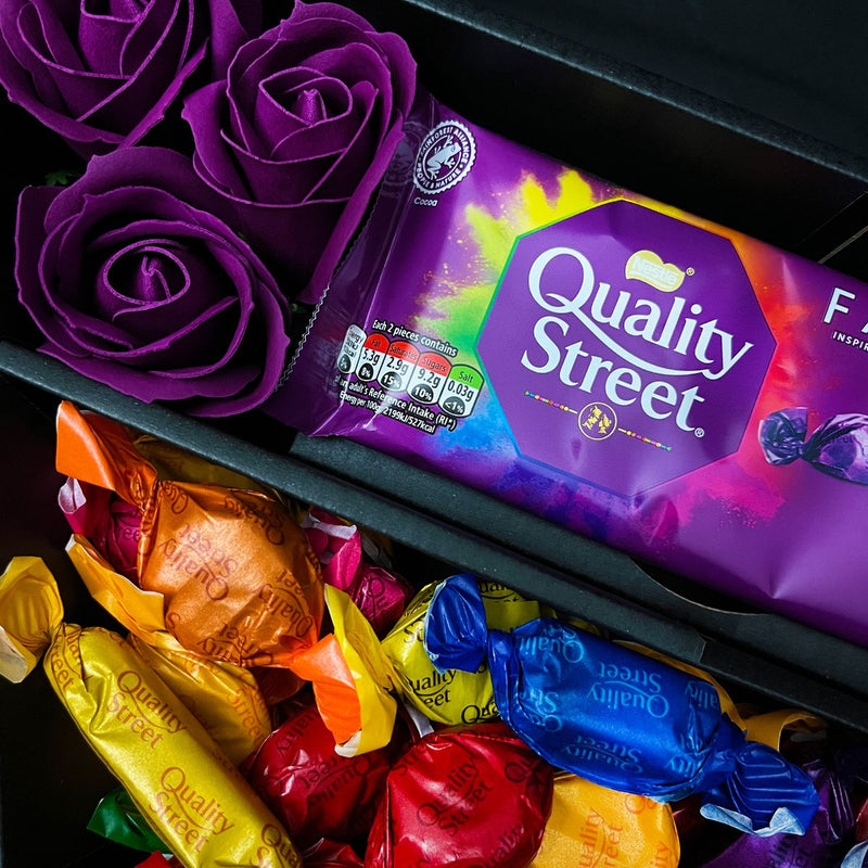 Bouquet de chocolat Signature Quality Street avec roses violettes
