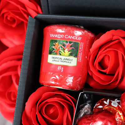 Yankee Candle Ultimate Gift Hamper close up of yankee candle votive candle
