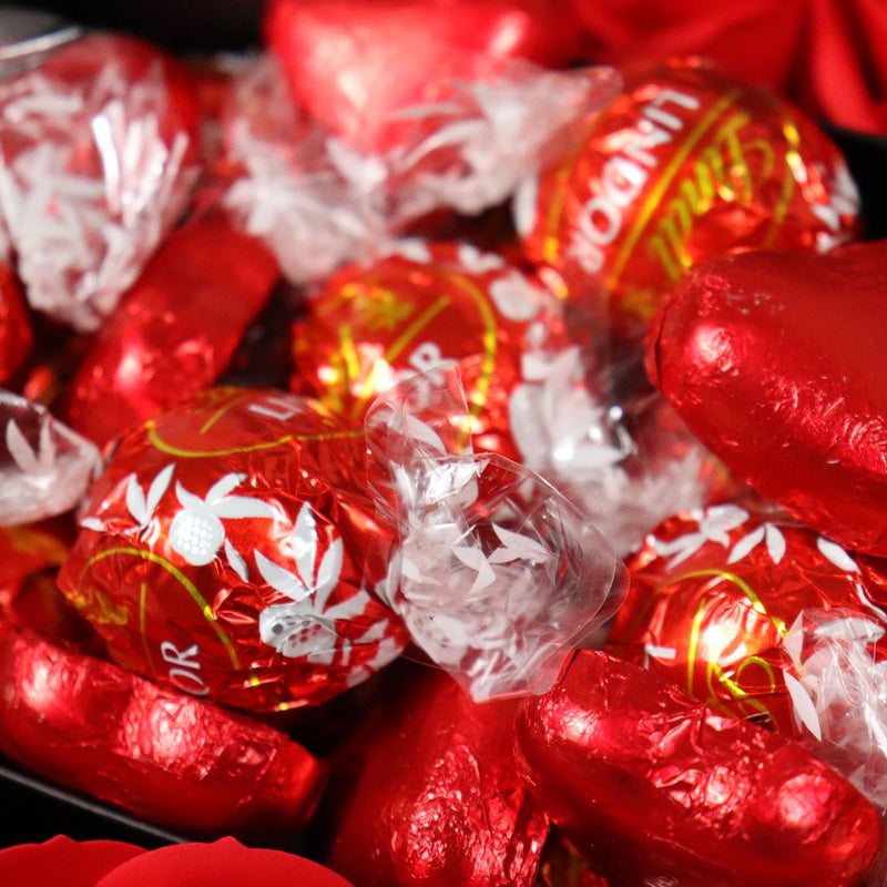 Yankee Candle Ultimate Gift Hamper With Red Roses with  Lindt Lindor Truffles close up 